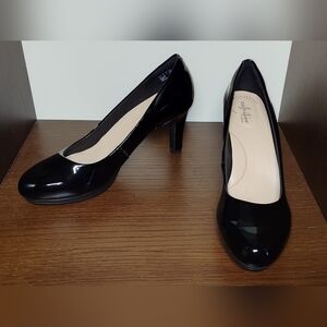 New black Clarks pumps